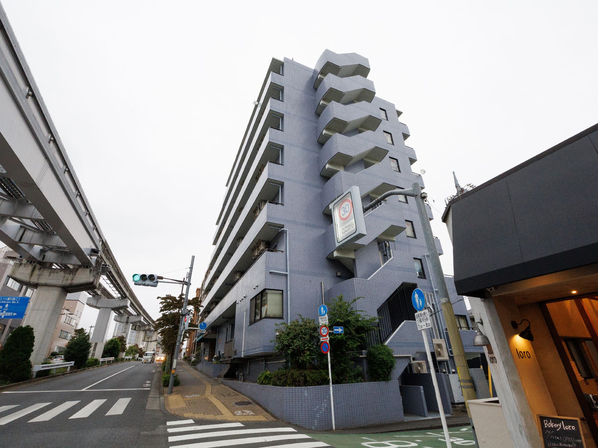 全体が藍色をした地上７階建ての外観の老人ホーム