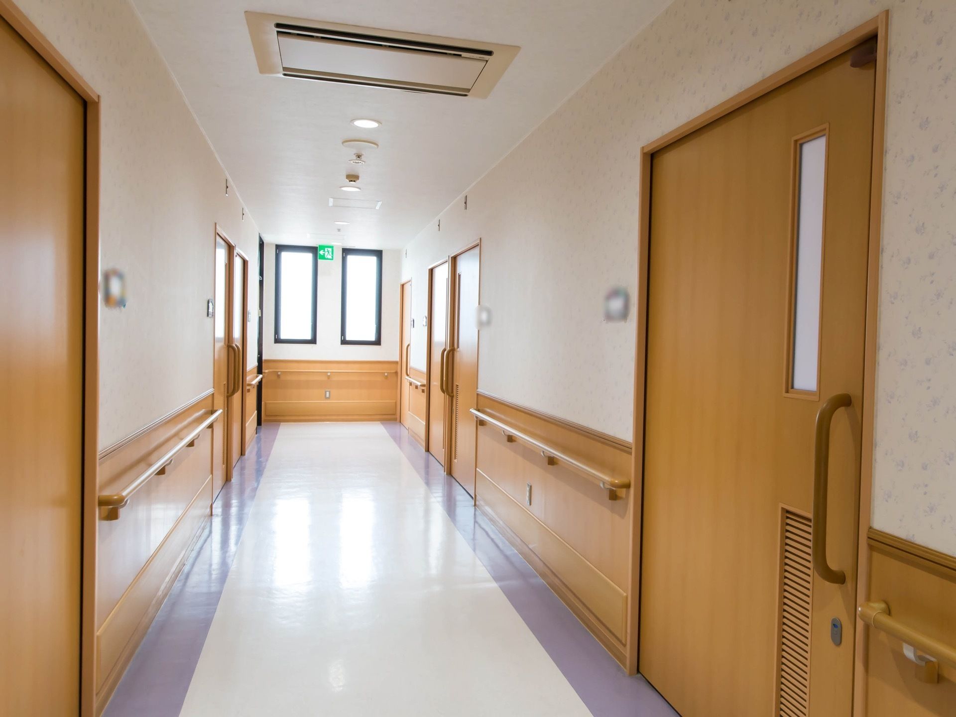手すりを設置した通路は、窓から光が差し込むため、大変見通しが良い。冷暖房を完備し、ヒートショックや熱射病の予防に努めている。