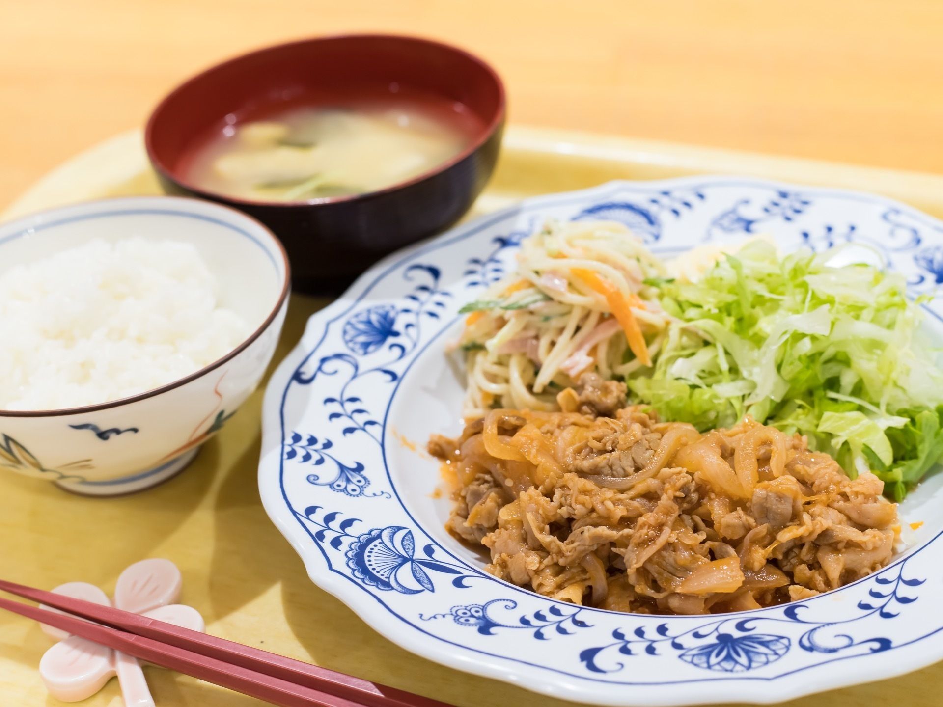 お味噌汁、ごはん、家庭的な献立の食事である。箸置きや器などにもこだわり、毎日の食事を楽しめる工夫をしている。