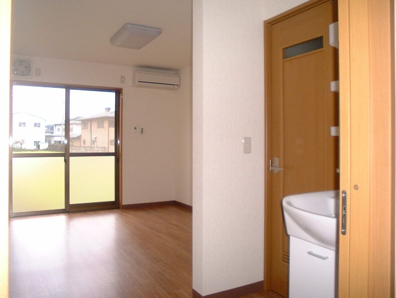 洗面所やエアコンが付いたフローリングの居室には大きな窓があり、周辺の住宅を見渡すことができる。