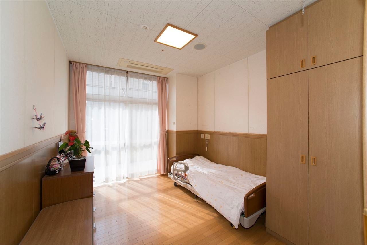明るい個室のベッドルーム