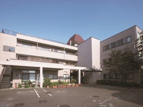 「ニチイホーム 高幡不動」の外観。駐車場を完備している。