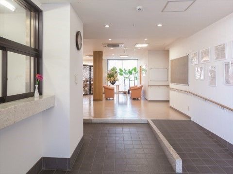 「ニチイホーム 高幡不動」のエントランスホール。バリアフリー構造の玄関。