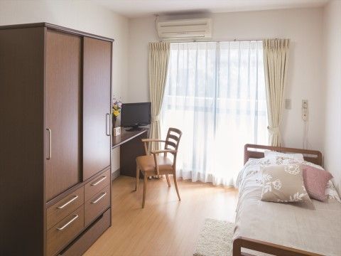 「ニチイホーム 高幡不動」の居室（イメージ）。ナースコールを完備している。