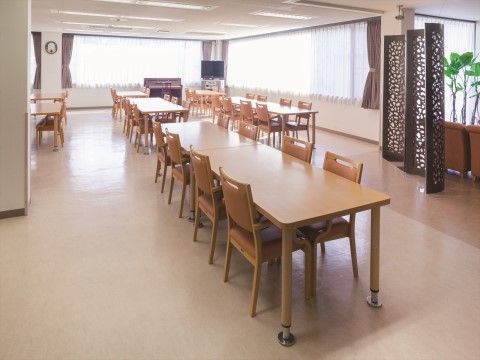 「ニチイホーム 高幡不動」のリビング＆ダイニング。お食事以外にも、憩いの場として利用できる。