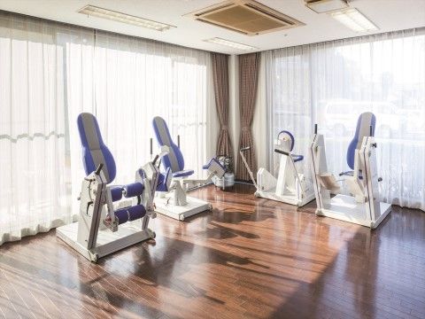 「ニチイホーム 高幡不動」の機能訓練室。トレーニングマシンを配置している。