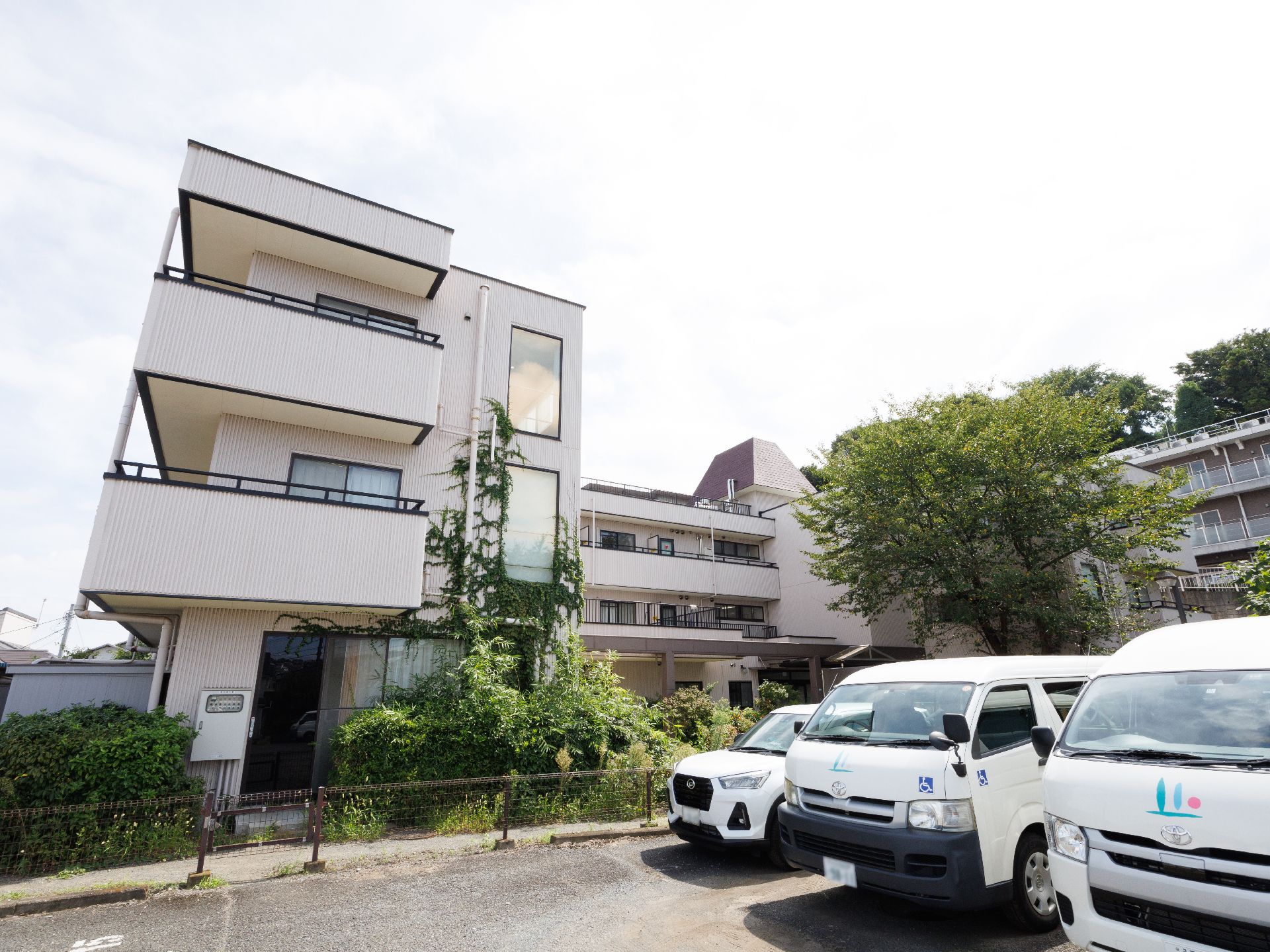 バリアフリー化された、手すりが設置してある玄関