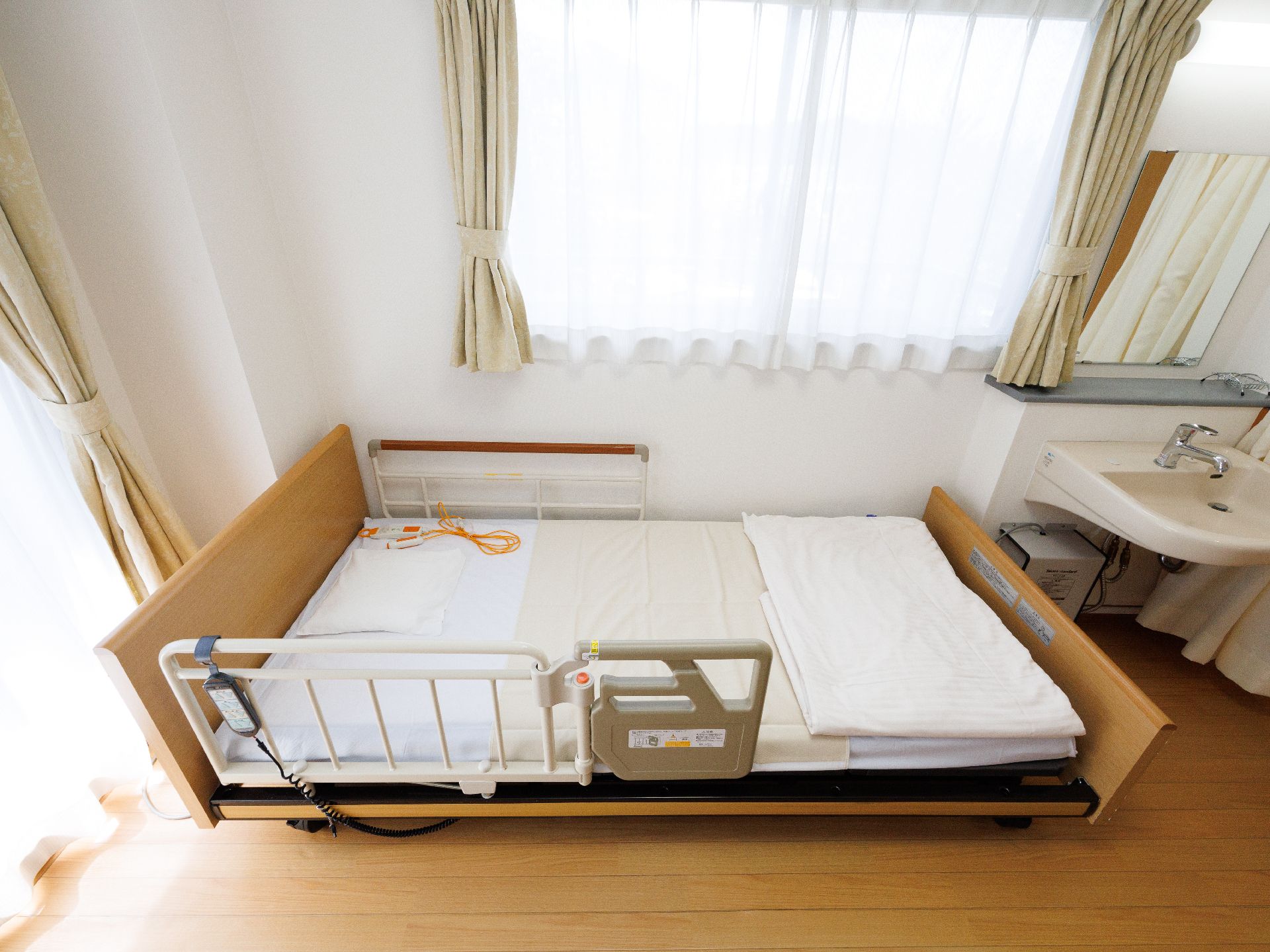 日差しが差し込み、介護ベッドや家具に日差しが当たっている居室