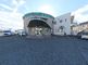青空の下に建つ明るい施設外観