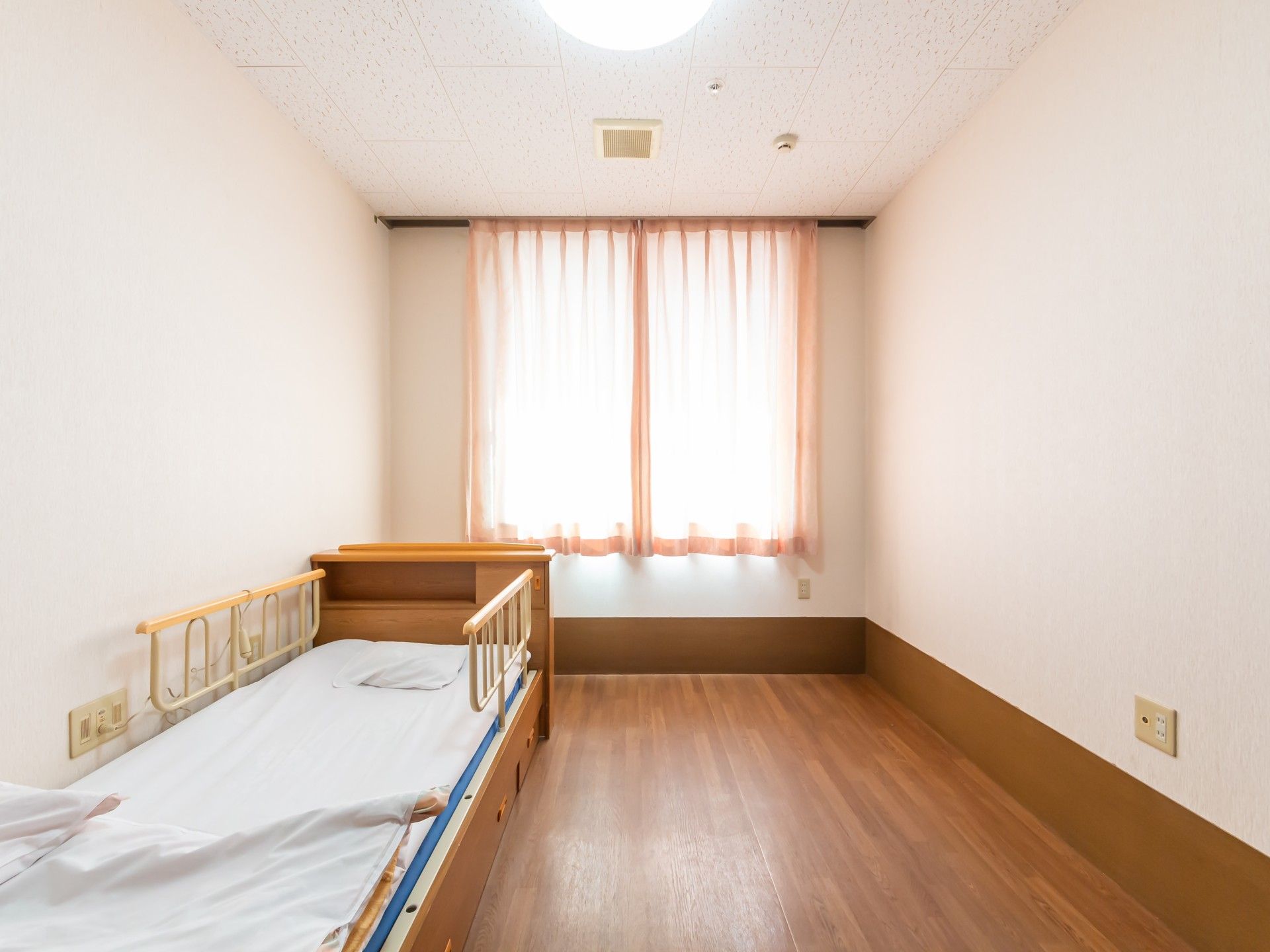 明るい個室の居室