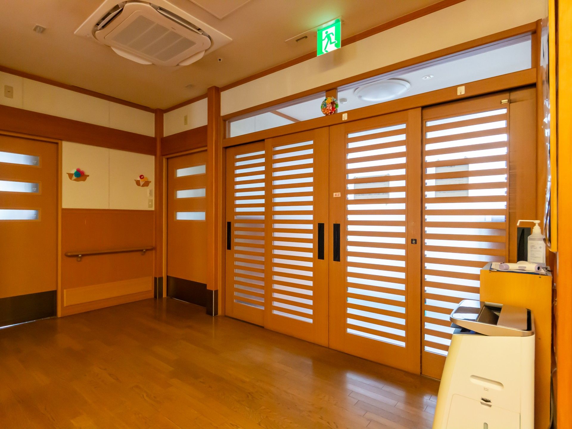 和やかな雰囲気の木製扉