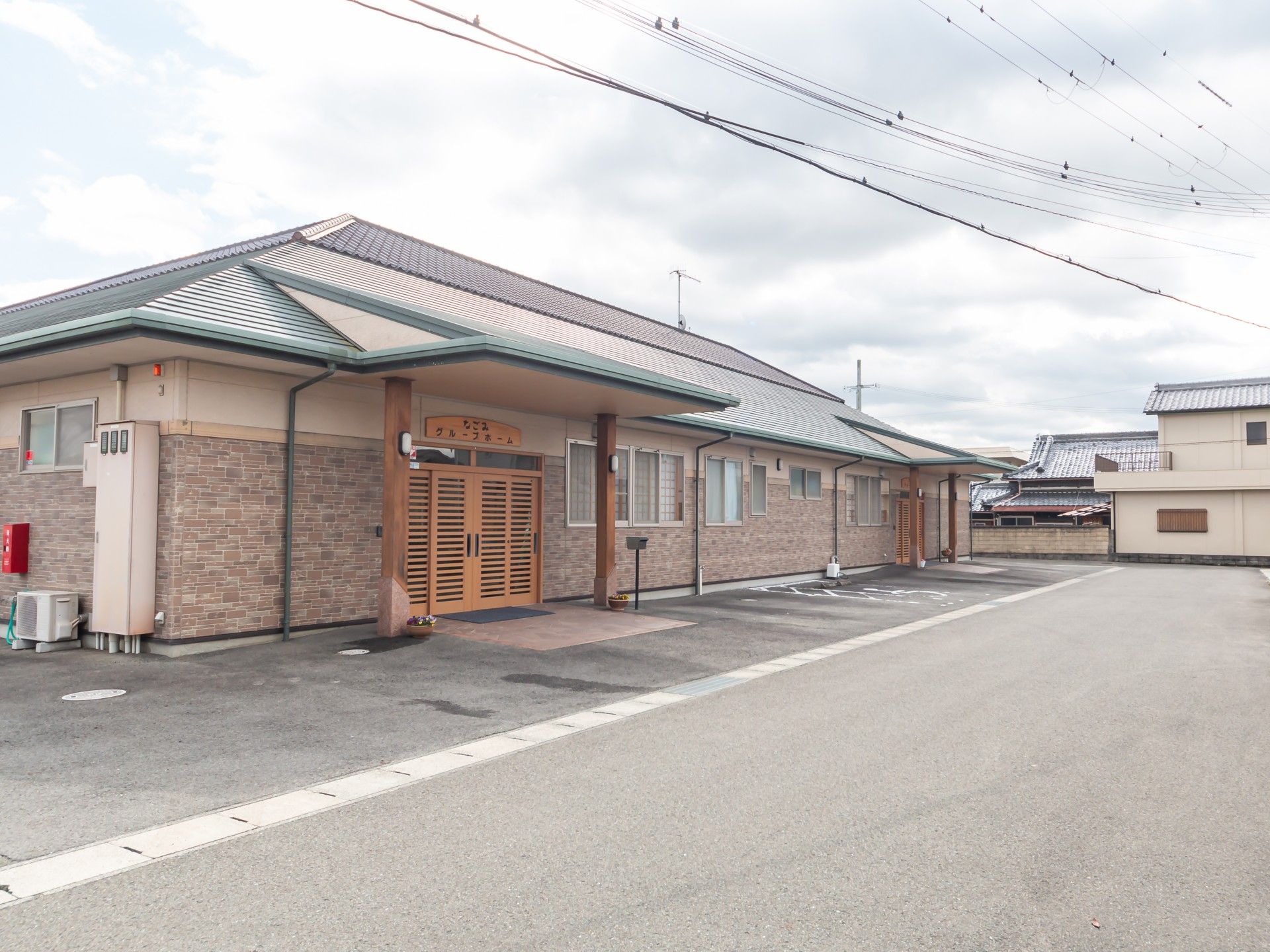 温かみのある施設の外観