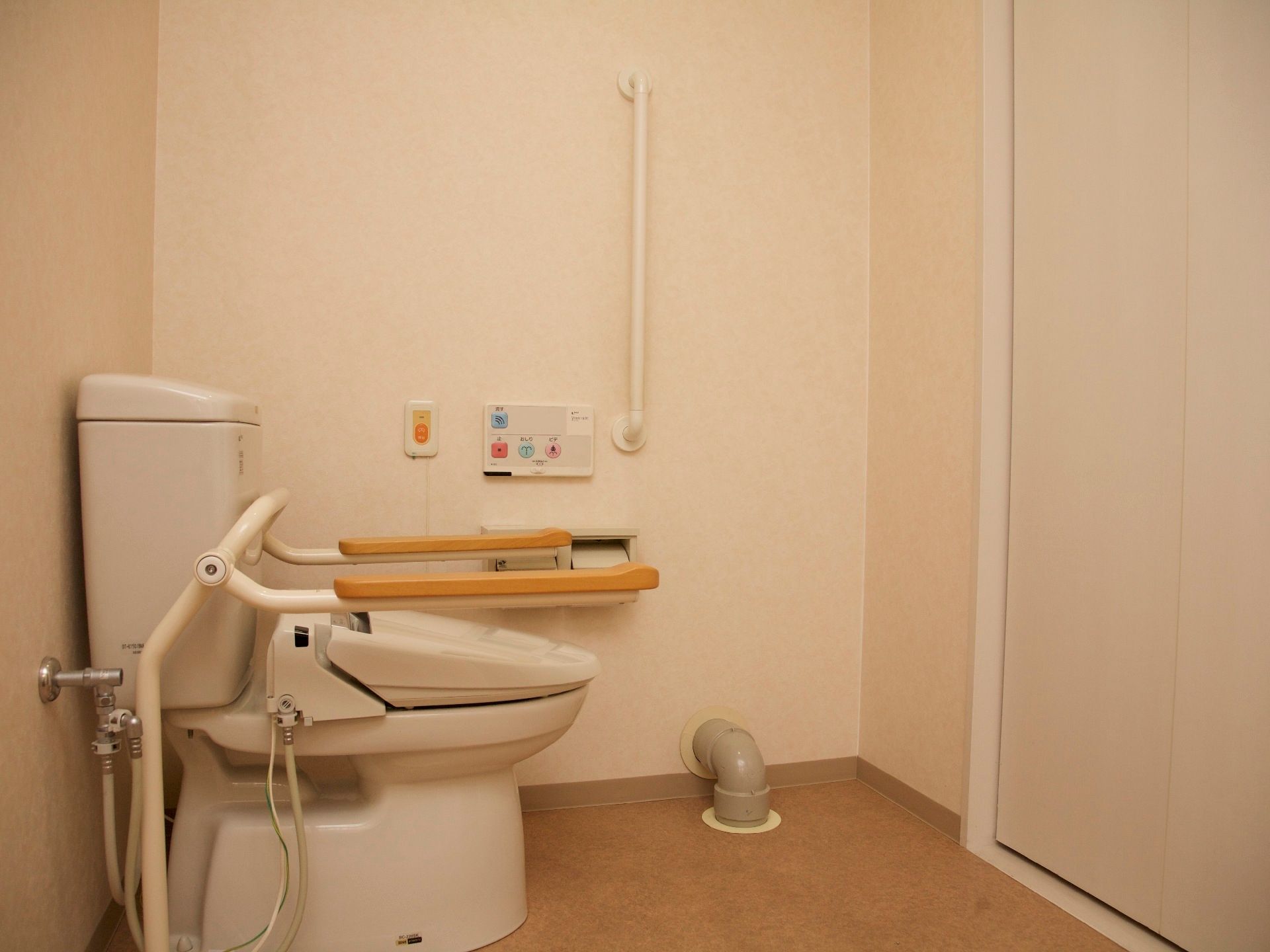 トイレは壁一面白く清潔感がある。また、床は茶色で落ち着く空間である。さらには広い空間であるため利用しやすい。