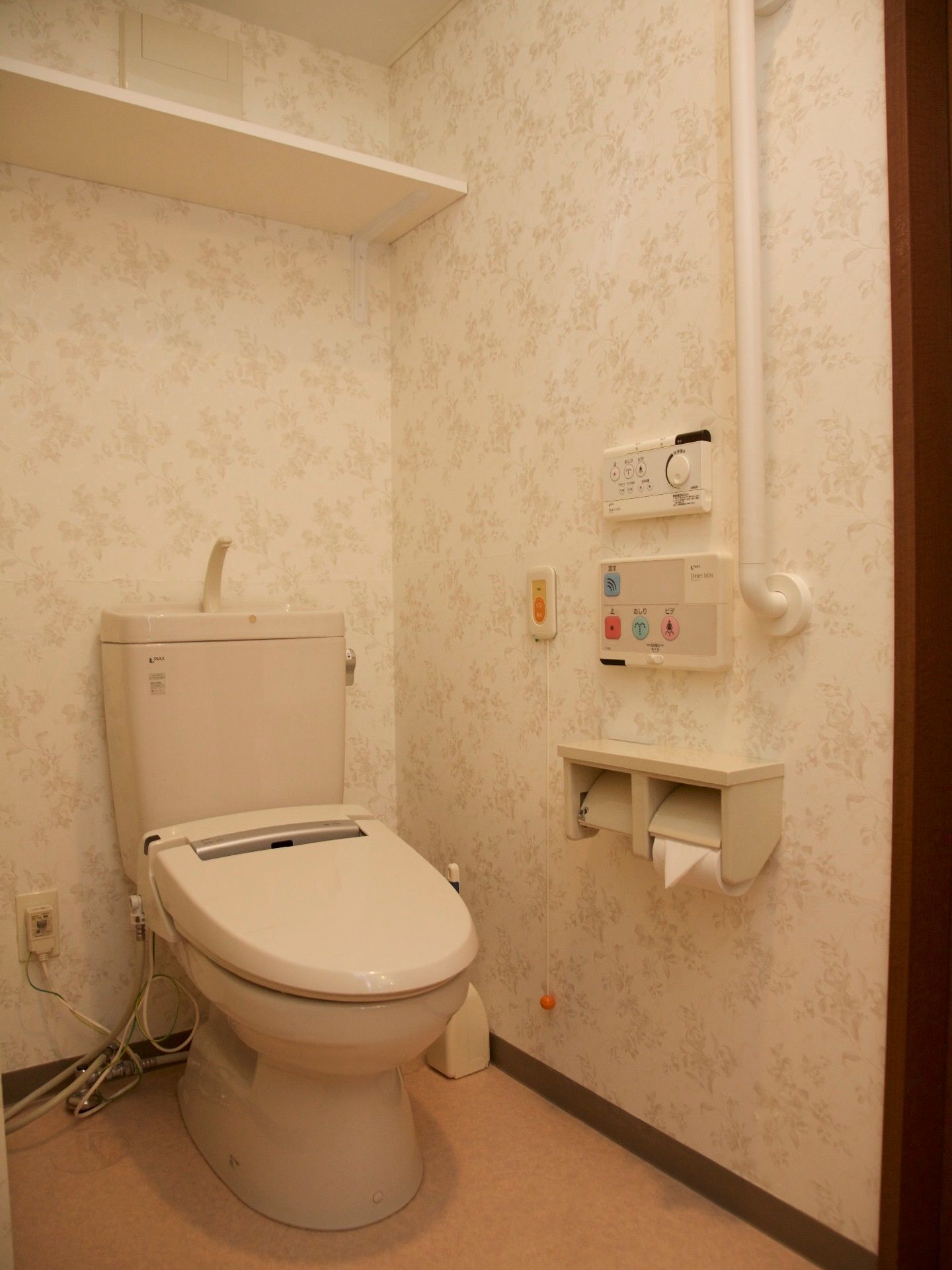 トイレにはトイレから見て左側の壁に縦方向の手すりが備え付けられている。また、ウォシュレットなどの設備もある。