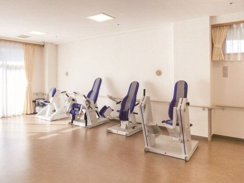 「ニチイホーム 柿生」の介護予防フィットネススペース。理学療法士によるリハビリを実施している。