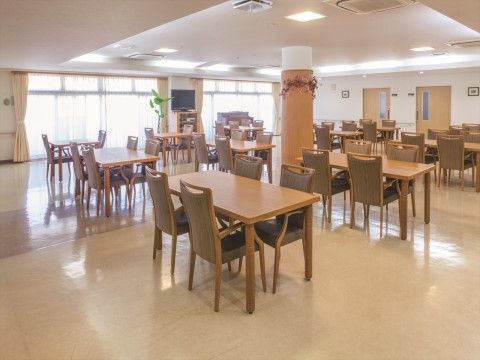 「ニチイホーム 柿生」のリビング＆ダイニング。お食事やイベントを楽しめる共有スペース。