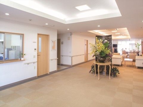 「ニチイホーム 柿生」のエントランスホール。車いすをご利用の方にも配慮のある、ゆとりあるスペースを確保している。