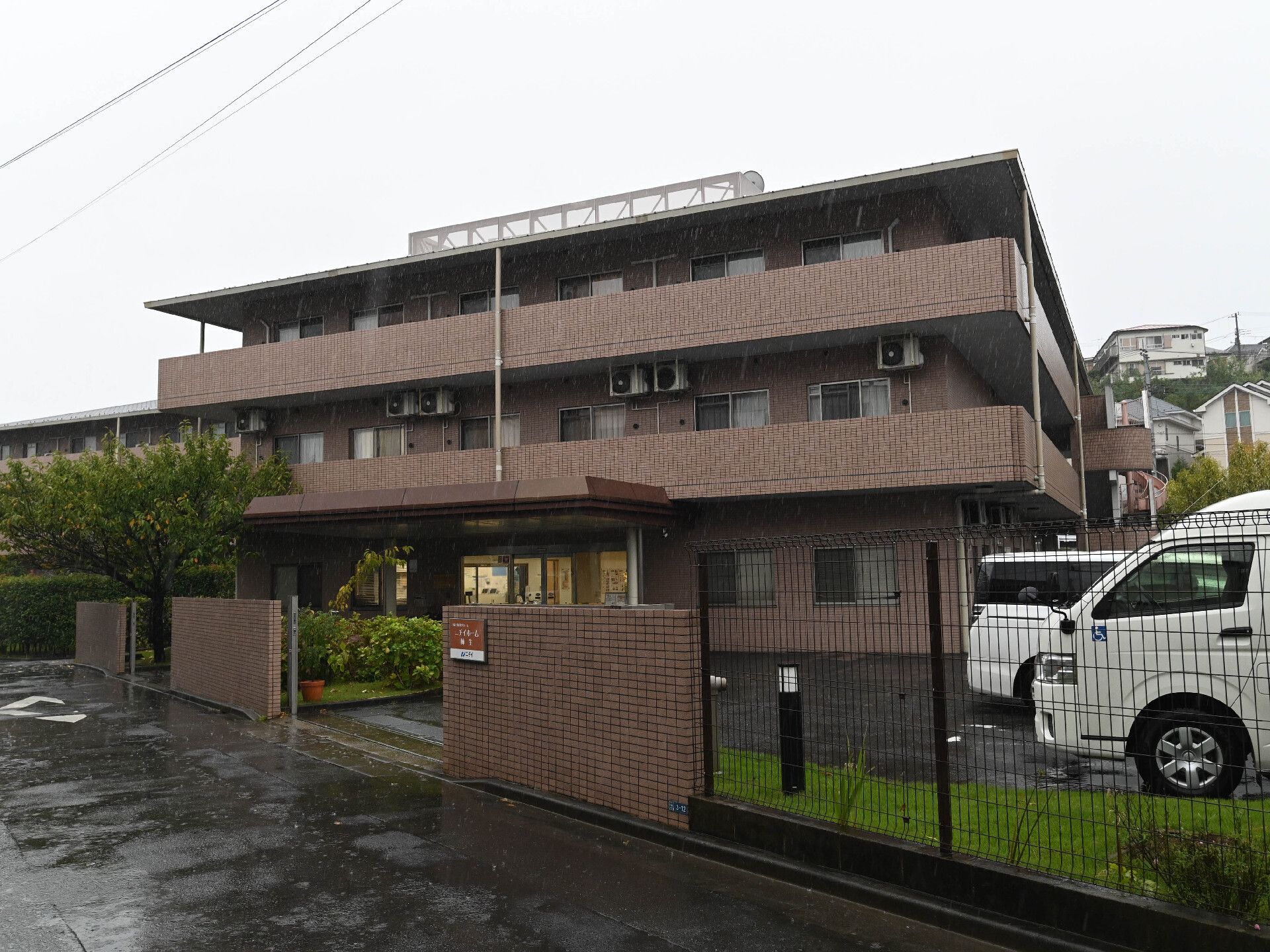 茶色を基調とした３階建ての介護付き有料老人ホーム