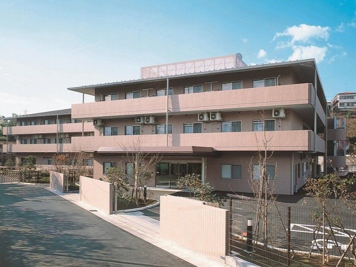 「ニチイホーム 柿生」の外観。マンションのような雰囲気の佇まい。
