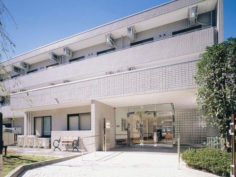 「ニチイホーム 王禅寺」の外観。バリアフリー構造の施設。