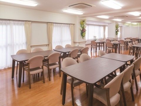 「ニチイホーム 王禅寺」のリビング＆ダイニング。イベントスペースとしても使われている。