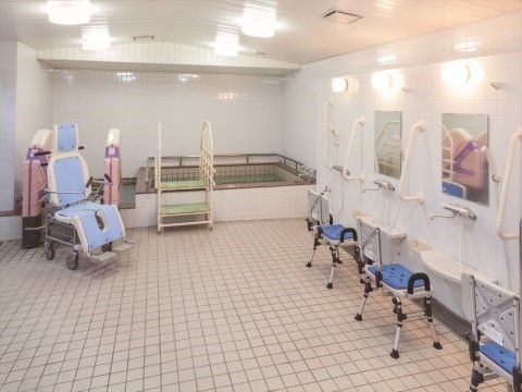 「ニチイホーム 王禅寺」の一般浴室。ゆったりと入浴できる。