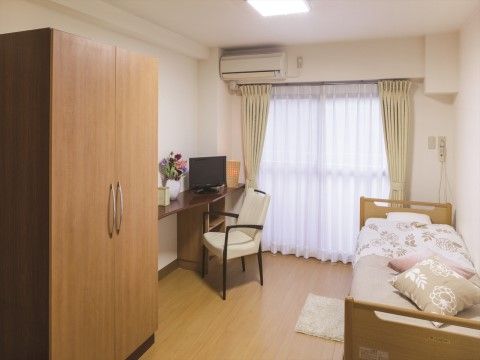 「ニチイホーム 王禅寺」の居室。暖房便座機能付トイレを完備している。