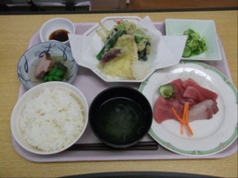 「ニチイホーム 王禅寺」のお食事(イベント食)。マグロの解体ショーでは、マグロのお刺身を提供している。