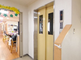 明るい廊下のある介護施設内部