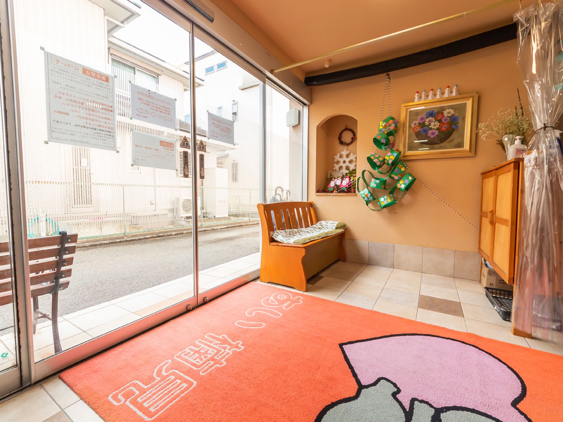 施設のカーペットが設置されている玄関