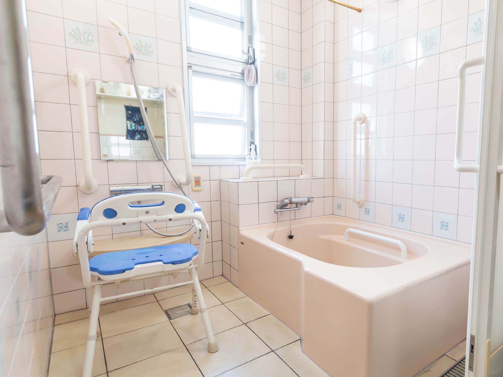 座ったままで湯を浴びることができる浴室