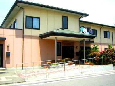 明るい外観の建物