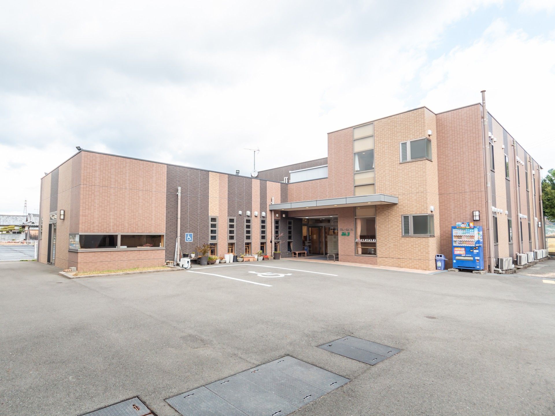 広い駐車場の建物外観