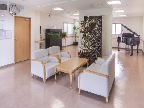 「ニチイホーム 栗平」のエントランスホール。ソファでくつろげる。