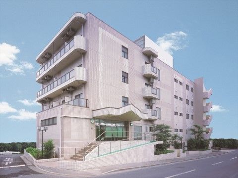 「ニチイホーム 栗平」の外観。バリアフリー構造の施設。
