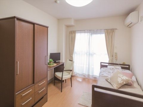 「ニチイホーム 栗平」の居室。プライバシーも確保できる個室。