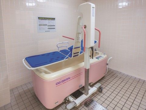 「ニチイホーム 栗平」の特別浴室（イメージ）。介助用の特別浴室を完備している。