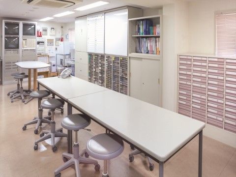 「ニチイホーム 栗平」の健康管理室（イメージ）。ご入居者様の健康管理をお手伝いしている。