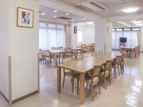 「ニチイホーム 栗平」のリビング＆ダイニング。広々とした開放感のある食堂。
