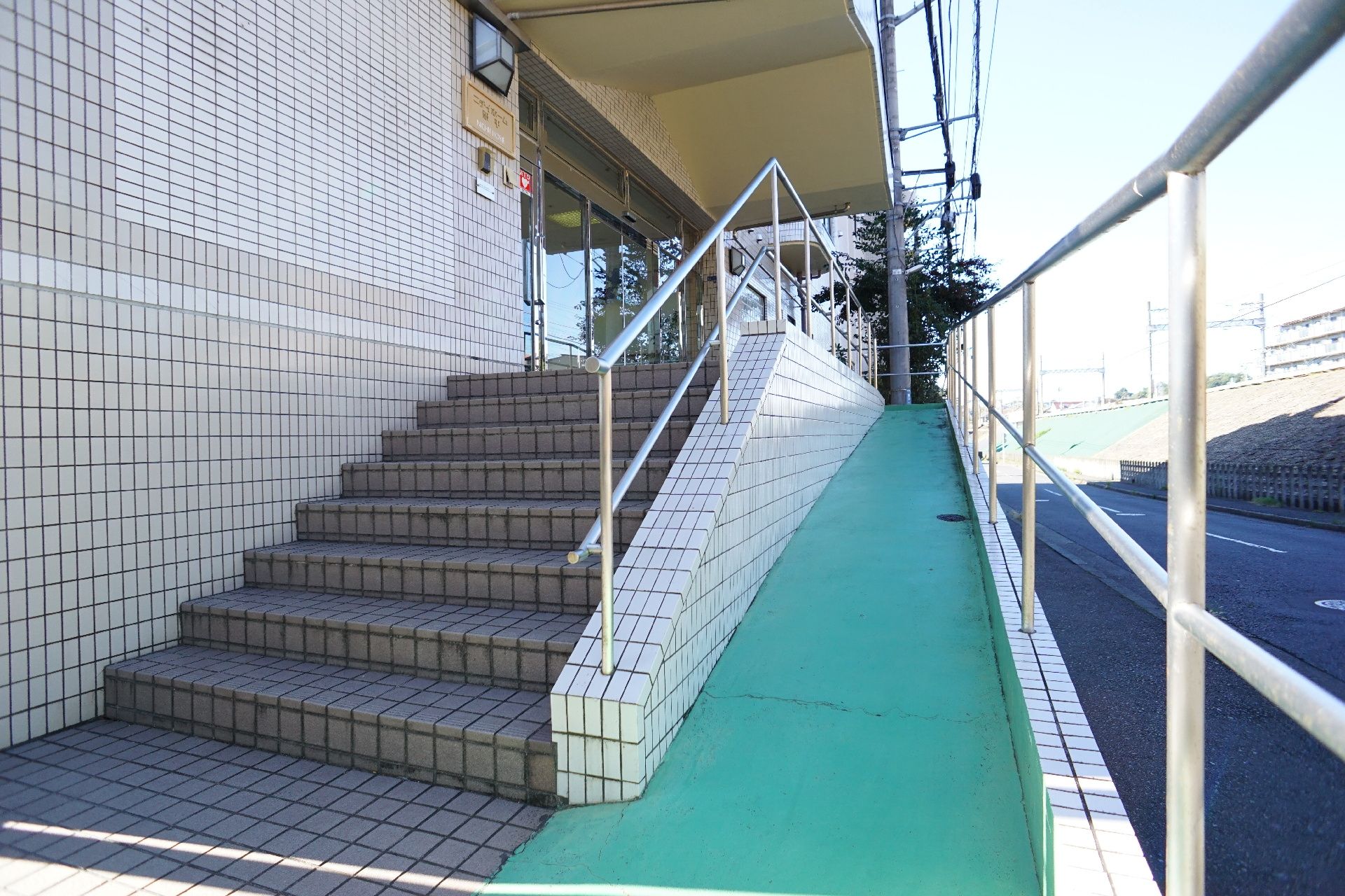 車椅子の方が通りやすいように幅が十分に取られている廊下