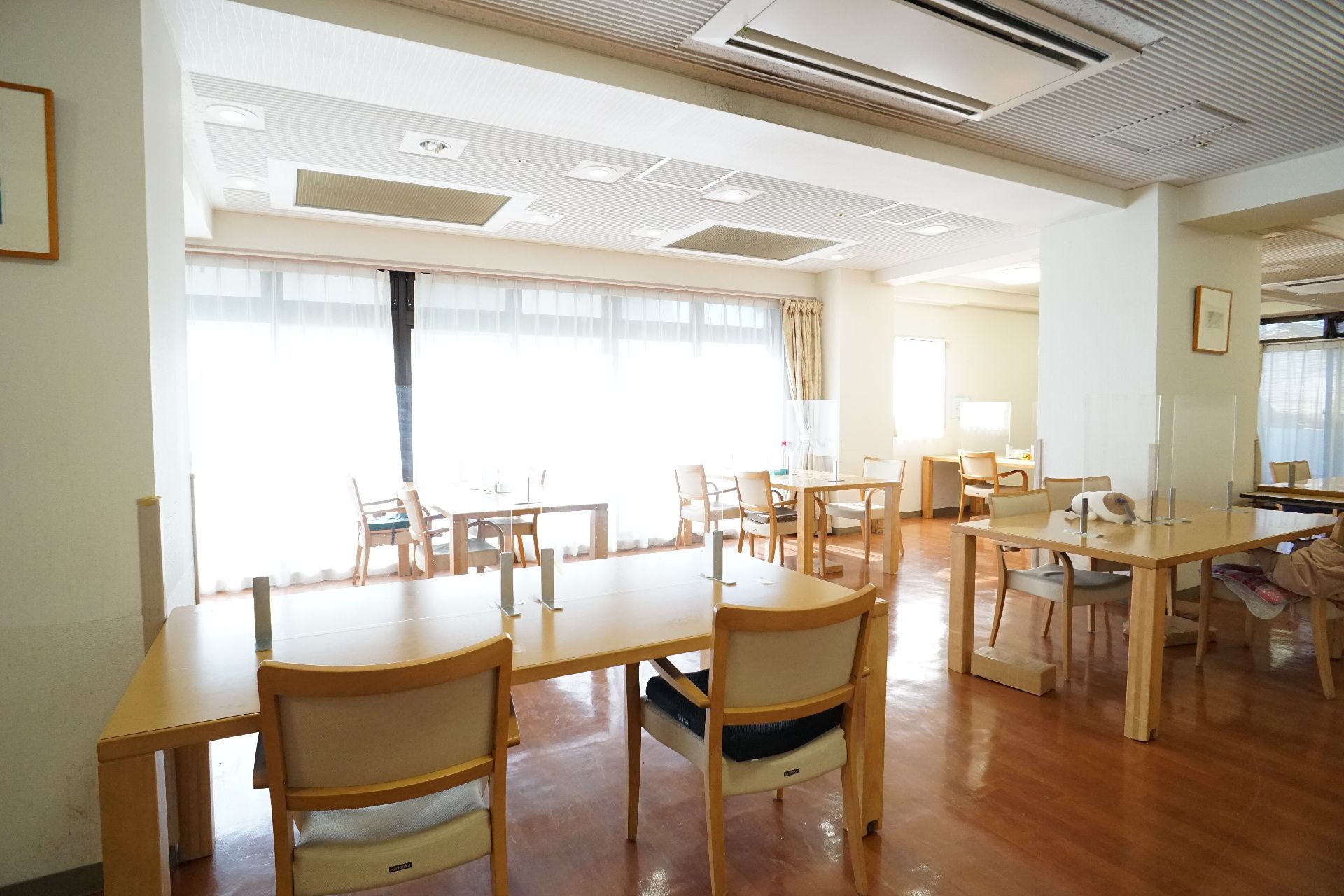 テーブルや椅子が置かれ、入居者が自由に時間を過ごすことのできる共有スペース