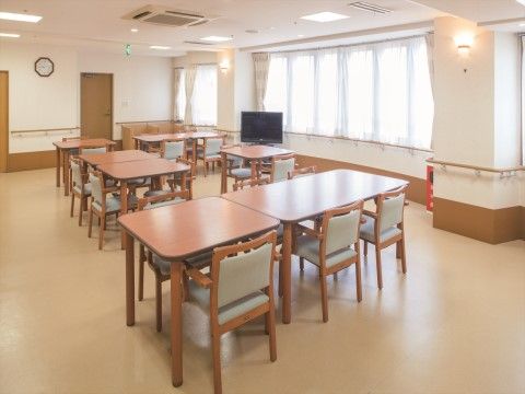 「ニチイホーム はるひ野」のリビング＆ダイニング。家庭的な雰囲気のリビング。