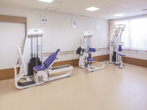 「ニチイホーム はるひ野」の機能訓練室。トレーニングができるマシンを揃えている。