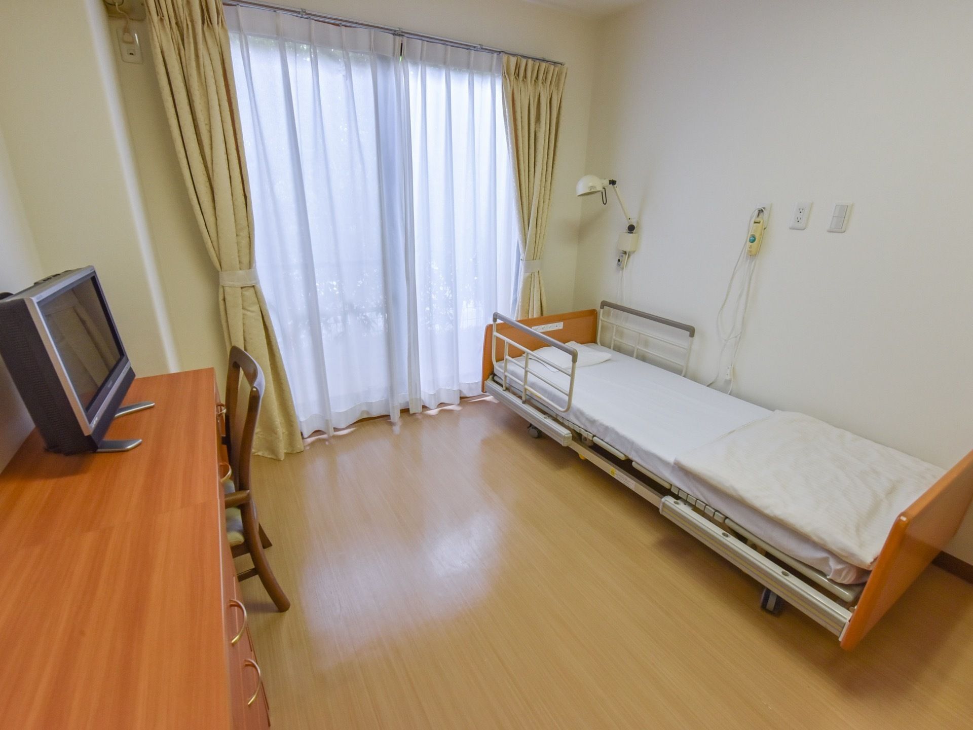 掃き出し窓があり陽光が射す明るい部屋である。ワンルームながら机、椅子などの家具を置くスペースもあり快適に暮らせる。