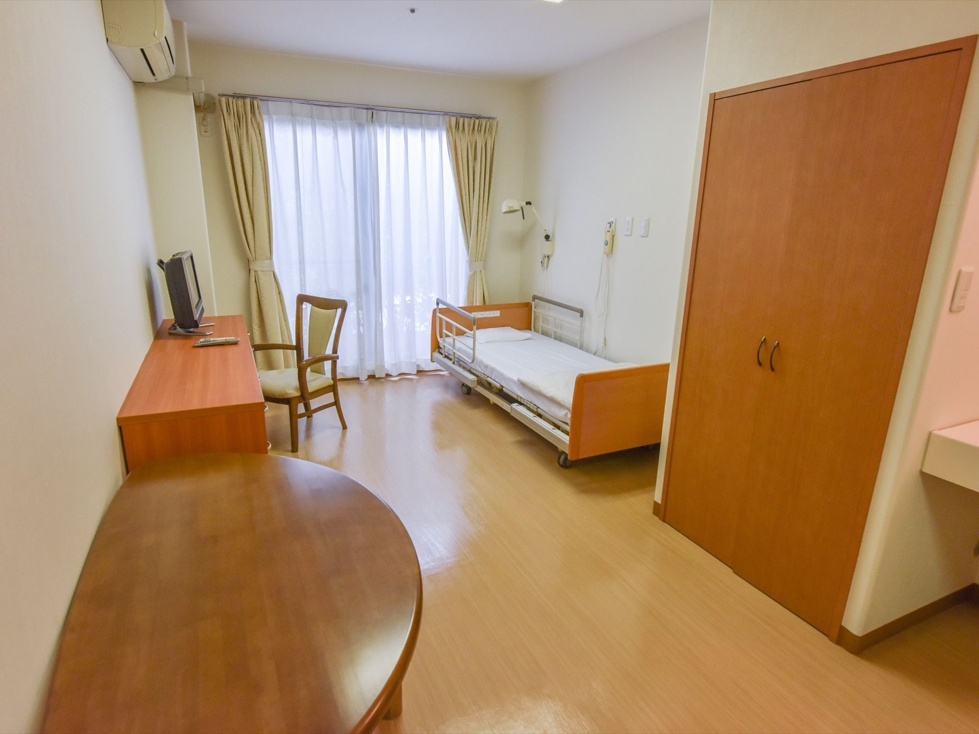 フローリングの部屋で、エアコンが完備しているので、室温を快適に調整できる。落下防止の柵がベッドには取り付けてあり、安全に就寝できる。