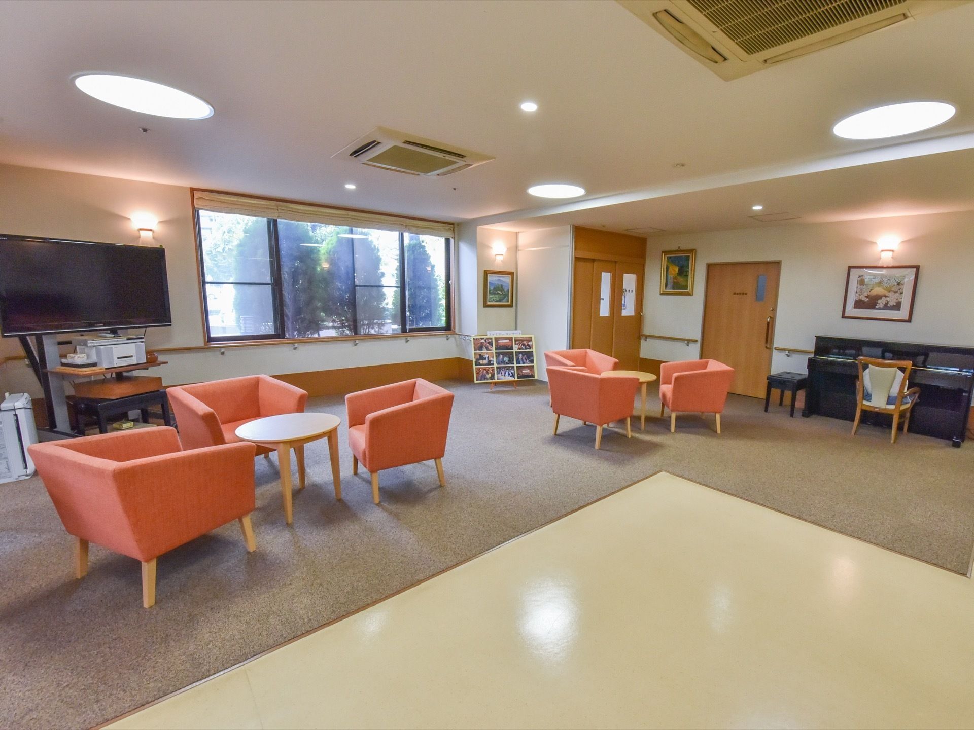 腰高窓があり明るい休憩室は玄関わきにあり、入居者様がテレビを見たり、歓談を楽しんだりすることができる。段差がないので車椅子でも利用ができる。