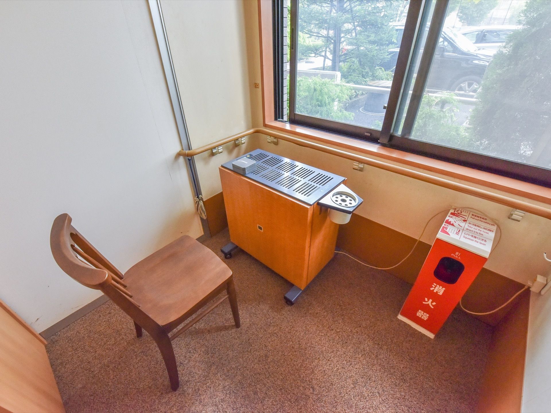 喫煙室があり、窓があるので換気ができ、煙を吸い取る機械も設置されている。消火器などもあるので、安全に喫煙を楽しむことができる。