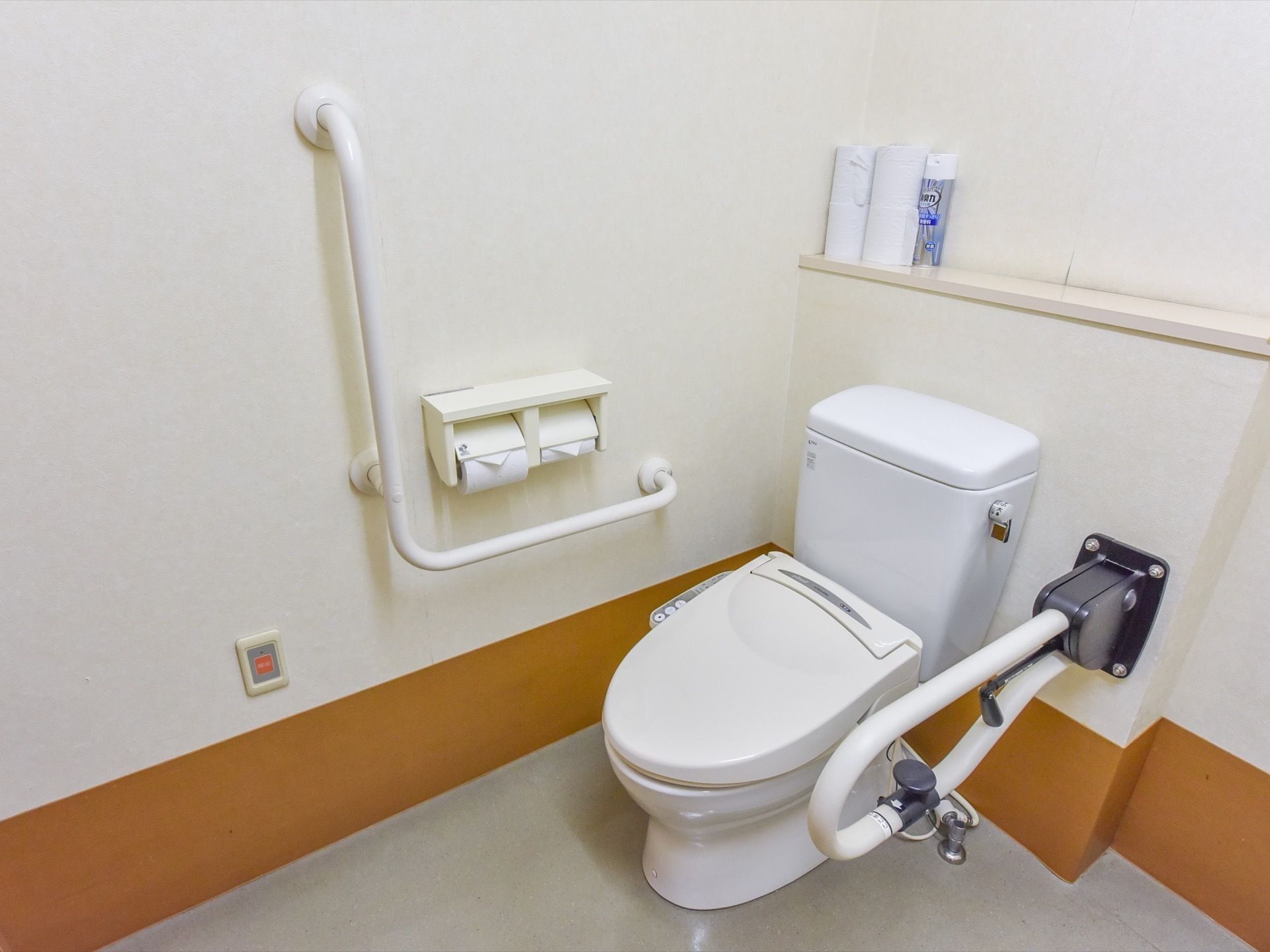 温水洗浄機能を持つ洋式トイレが設置してある。壁には手すりがあるので、足や腰に負担をかけずに立ち居ができる。