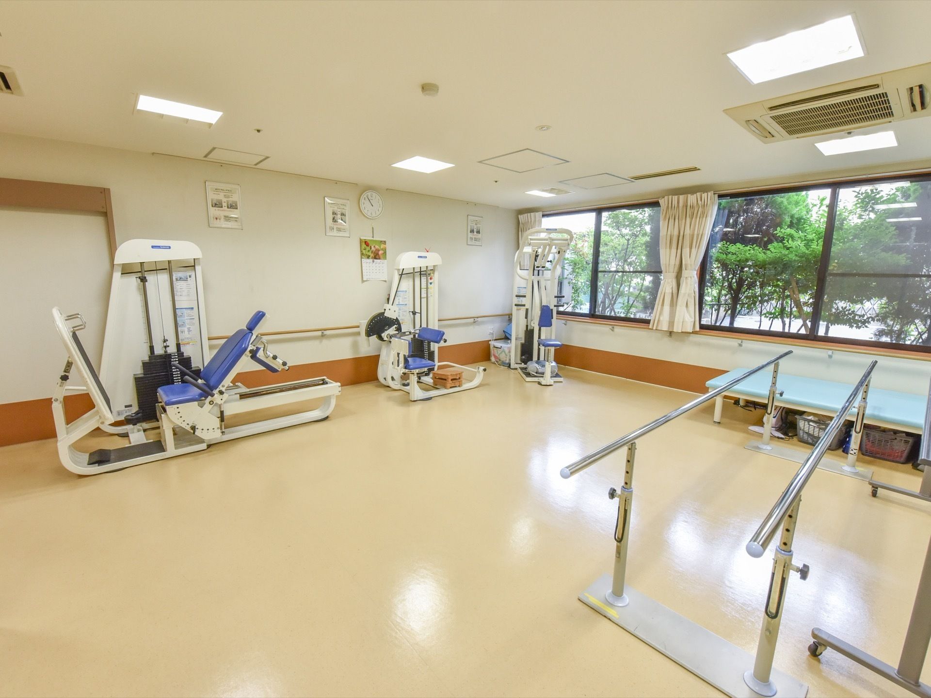 機能訓練室には、歩行用平行棒や脚力回復用のマシンが数台おいてあるので、入居者様は、好きな時間にトレーニングができる。