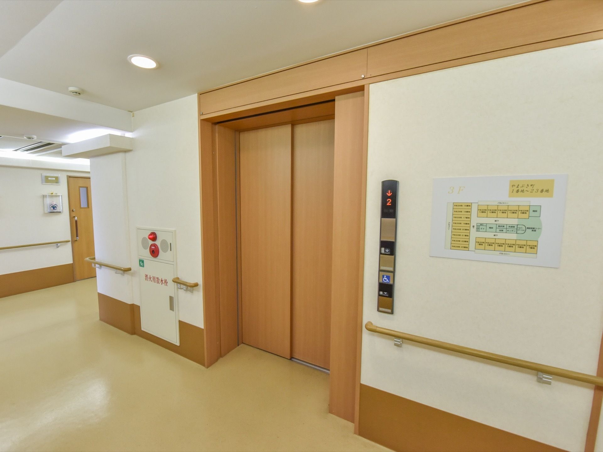 入居者様用の部屋がある通路で、エレベーターが一基設置してある。車椅子のまま部屋から廊下を通りエレベーターの乗降ができる。